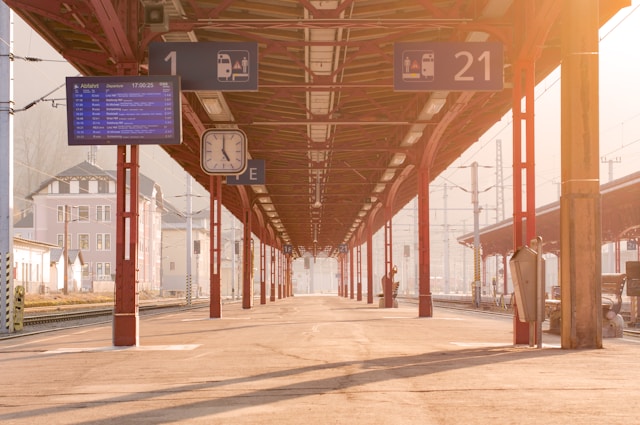 Ein Foto eines Bahnhofs im Morgenlicht