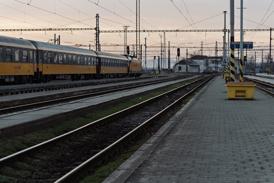Foto eines Bahnhofs mit einem Regiojet-Zug